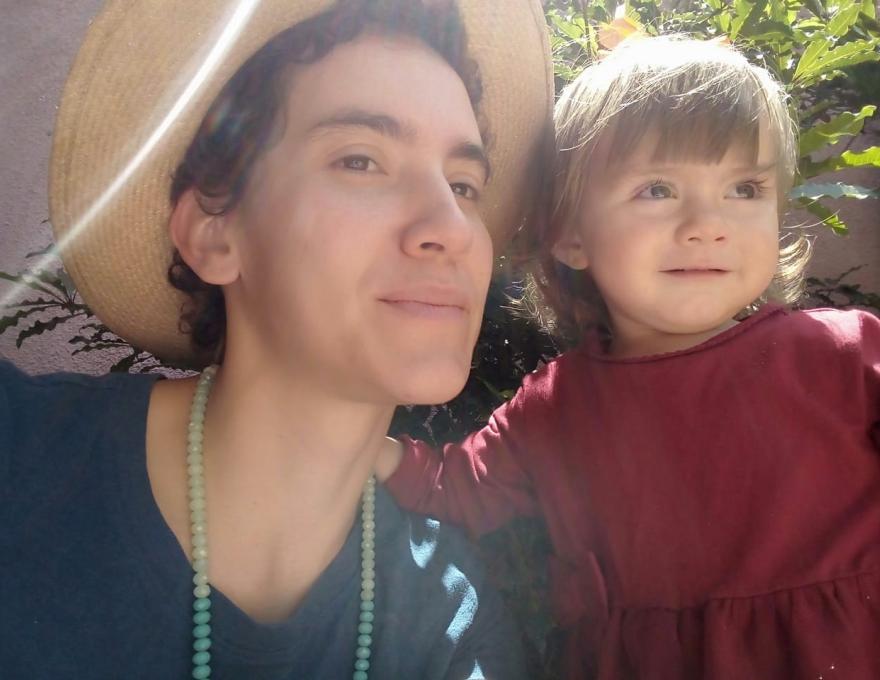 Familias jóvenes trabajando juntas