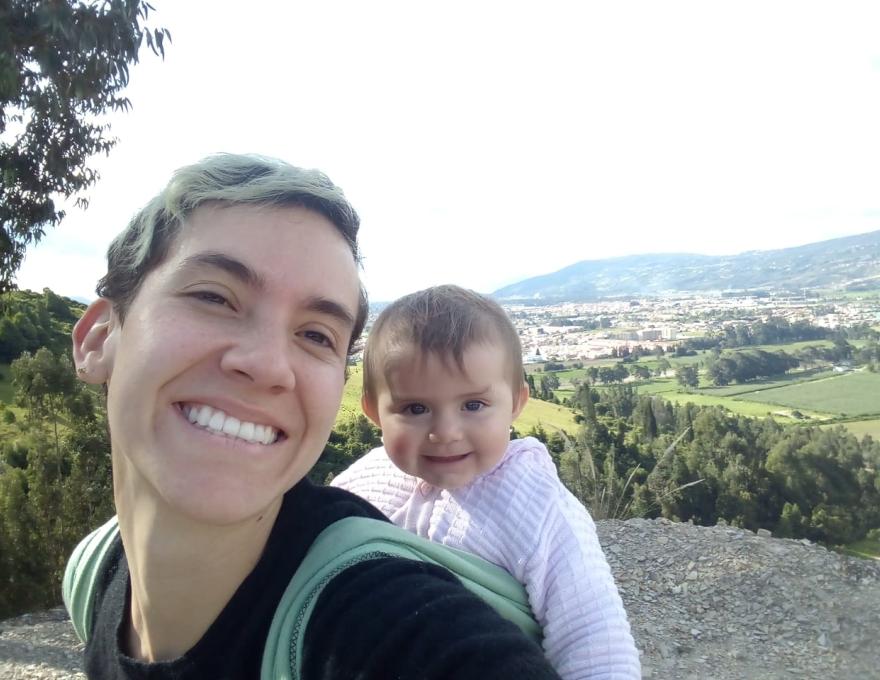Familias jóvenes trabajando juntas