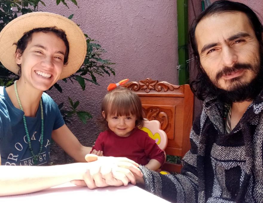 Familias jóvenes trabajando juntas