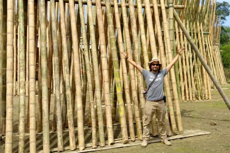 Arquitecto bioconstructor con guadua y tierra